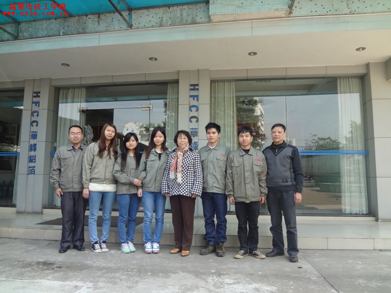 在肇庆华锋电子铝箔股份有限公司工作的莫传君、刘佩玲等学生代表和该公司及校就业办领导合影。